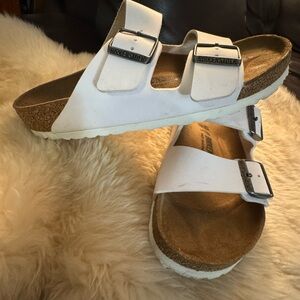 Birkenstock Arizona White Sandals with tan/brown foot bed.